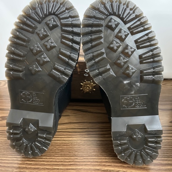 Dr. Martens Women's Devon Heart Leather Platform Boots Black Size 5 - Picture 9 of 12